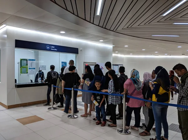 Jakarta Indonesien April 2019 Menschenmassen Stehen Schlange Bahnhof Dukuh Atas — Stockfoto