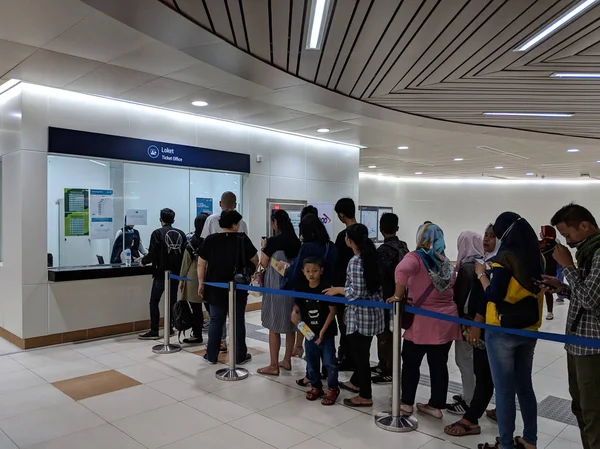 Jakarta, Endonezya - 7 Nisan 2019: Dukuh Atas Bni İstasyonu'nda Mrt Jakarta bilet ücretini almak için sırada duran kalabalık.