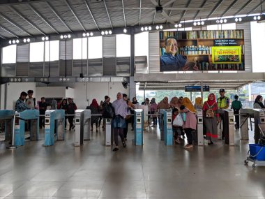 Jakarta, Endonezya - 7 Nisan 2019: Tanah Abang İstasyonu'na gelip giden insan kalabalığı.