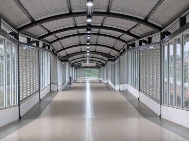 Serpong, Endonezya - 7 Nisan 2019: Cisauk İstasyonu'nun koridoru.