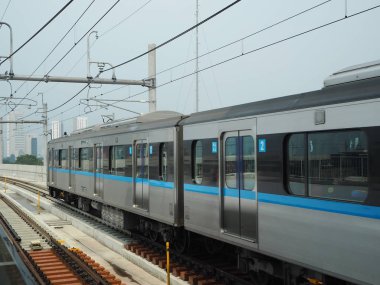 Jakarta, Endonezya - 7 Nisan 2019: Mrt Jakarta treni Fatmawati Mrt İstasyonu'na geldi.