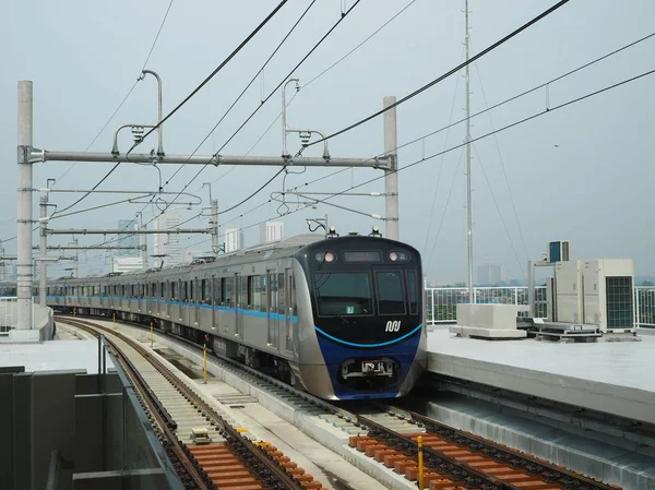 Jakarta, Endonezya - 7 Nisan 2019: Mrt Jakarta treni Fatmawati Mrt İstasyonu'na geldi.