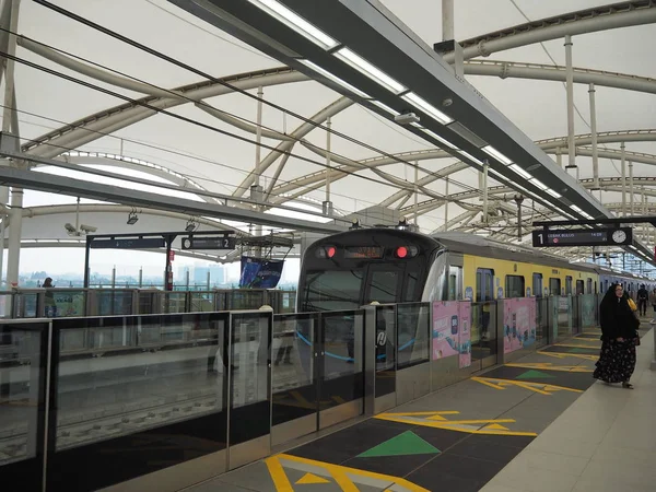 Jakarta Indonesië April 2019 Passagiers Uitstappen Bij Het Metro Station — Stockfoto