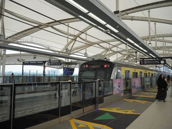 Jakarta, Endonezya - 7 Nisan 2019: Yolcular Fatmawati Mrt İstasyonu'nda trenden inerler.