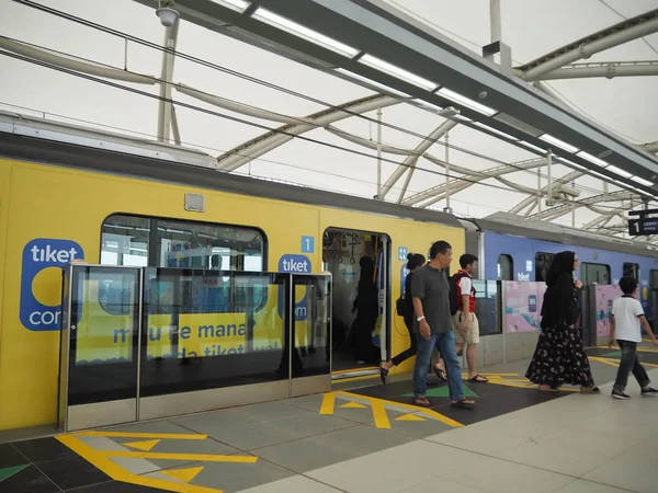 Jakarta Indonesien April 2019 Passagerare Tåget Vid Fatmawati Mrt Station — Stockfoto