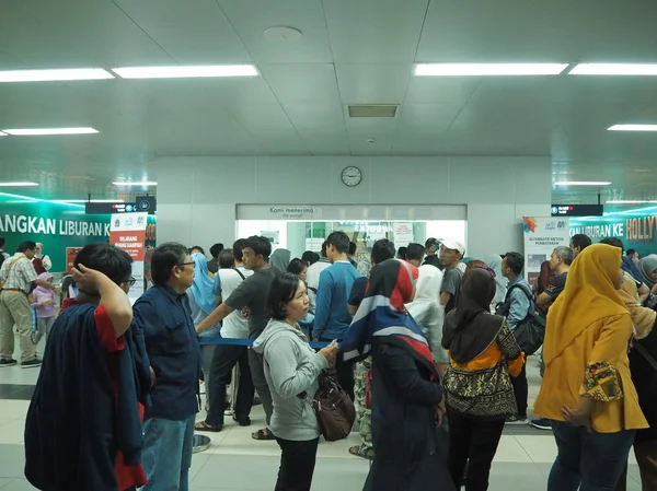 Jakarta Indonesien April 2019 Menschenmassen Stehen Schlange Bundaran Mrt Station — Stockfoto