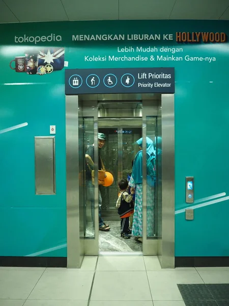 Jakarta, Endonezya - 7 Nisan 2019: Bazı insanlar Bundaran Hi Mrt İstasyonu'nda öncelikli asansöre biner.