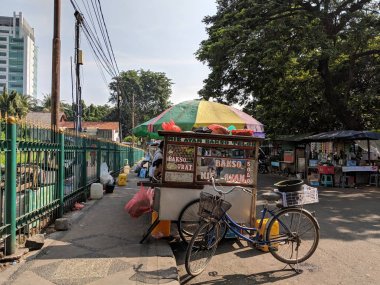 Jakarta, Endonezya - 17 Nisan 2019: Sokak gıda satıcıları Tanah Abang İstasyonu'nun dışındaki tezgahları açıyor.