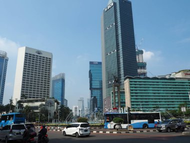 Jakarta, Endonezya - 17 Nisan 2019: Bundaran Hi civarında Jalan Thamrin (Thamrin sokak) trafiği.