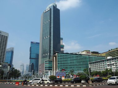 Jakarta, Endonezya - 17 Nisan 2019: Bundaran Hi civarında Jalan Thamrin (Thamrin sokak) trafiği.