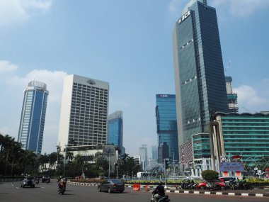 Jakarta, Endonezya - 17 Nisan 2019: Bundaran Hi civarında Jalan Thamrin (Thamrin sokak) trafiği.