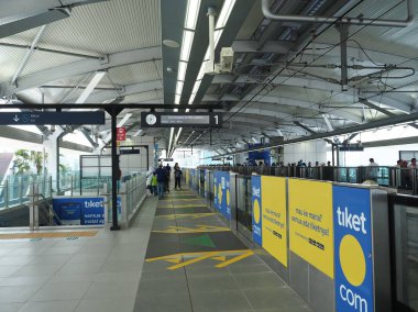 Jakarta, Endonezya - 17 Nisan 2019: Lebak Bulus Mrt İstasyonu'nun platform koridoru.