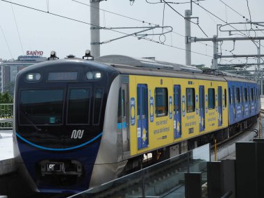 Jakarta, Endonezya - 17 Nisan 2019: Mrt Jakarta treni Lebak Bulus Mrt İstasyonu'na geldi.