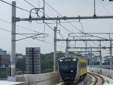 Jakarta, Endonezya - 17 Nisan 2019: Mrt Jakarta treni Lebak Bulus Mrt İstasyonu'na geldi.
