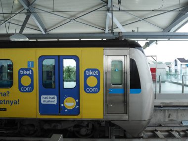 Jakarta, Endonezya - 17 Nisan 2019: Mrt Jakarta treni Lebak Bulus Mrt İstasyonu'na geldi.