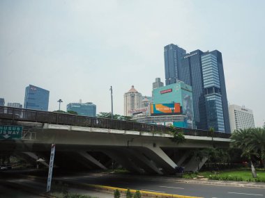 Jakarta, Endonezya - 17 Nisan 2019: Jalan Sudirman'daki Semanggi semansı yüksek binalarının arka planı.