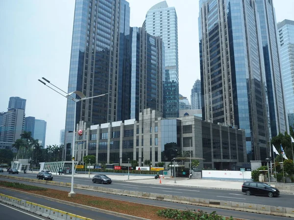 Jakarta, Endonezya - 17 Nisan 2019: Jalan Sudirman'daki Sudirman Central Business District (Scbd) bölgesindeki yüksek binaların arka planı.