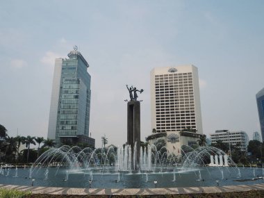 Jakarta, Endonezya - 17 Nisan 2019: Jalan Thamrin'deki Bundaran Hi'de (Hotel Indonesia Roundabout) Hoş Geldiniz Anıtı (Patung Selamat Datang).