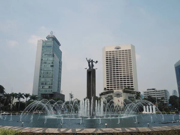 Jakarta, Endonezya - 17 Nisan 2019: Jalan Thamrin'deki Bundaran Hi'de (Hotel Indonesia Roundabout) Hoş Geldiniz Anıtı (Patung Selamat Datang).