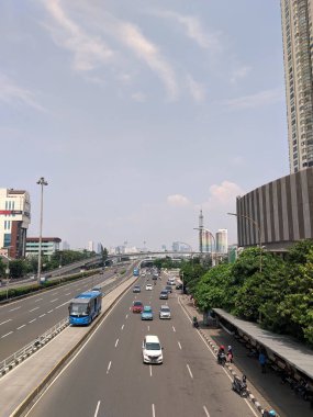 Jakarta, Endonezya - 17 Nisan 2019: Slipi bölgesinde Jalan S Parman trafiği.