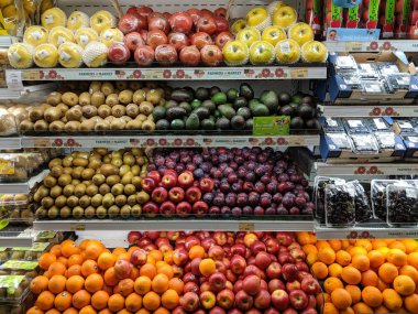 Tangerang, Endonezya - 14 Mayıs 2019: Bir süpermarkette vitrinde çeşitli meyveler.