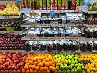 Tangerang, Endonezya - 14 Mayıs 2019: Bir süpermarkette vitrinde çeşitli meyveler.