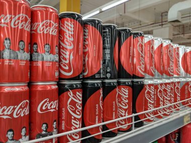 Tangerang, Endonezya - 14 Mayıs 2019: Bir süpermarkette raflarda çeşitli gazlı meşrubatlar.