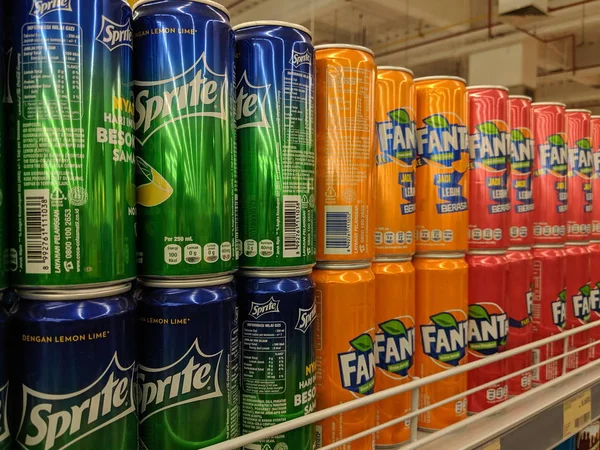 Tangerang Indonezja Maja 2019 Różne Gazowane Napoje Bezalkoholowe Półkach Supermarkecie Obrazek Stockowy