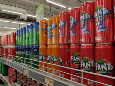 Tangerang, Endonezya - 14 Mayıs 2019: Bir süpermarkette raflarda çeşitli gazlı meşrubatlar.