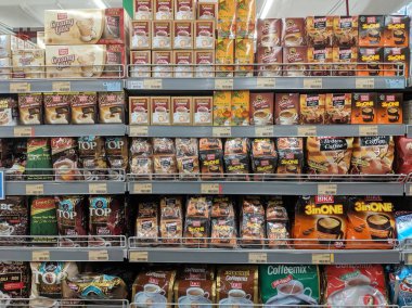 Tangerang, Endonezya - 19 Mayıs 2019: Bir süpermarkette raflarda hazır kahve çeşitli marka.