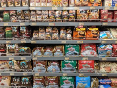 Tangerang, Endonezya - 19 Mayıs 2019: Bir süpermarkette raflarda hazır kahve çeşitli marka.