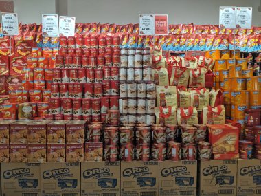 Tangerang, Endonezya - 19 Mayıs 2019: Bir süpermarkette Lebaran (Ied Mübarek) için bisküvi çeşitli marka engel.