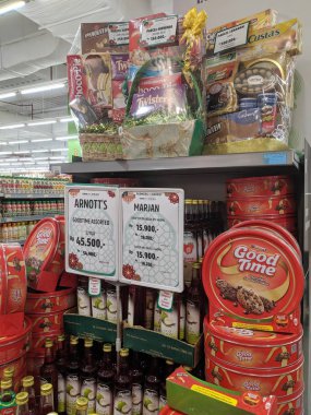 Tangerang, Endonezya - 19 Mayıs 2019: Lebaran Ied Mübarek hediye için çeşitli aperatifler bir süpermarkette engel.