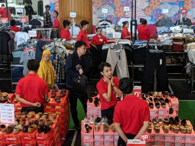 Tangerang, Endonezya - 22 Mayıs 2019: Supermal Karawaci'de satılık çeşitli ayakkabı markalarına bakan insanlar.