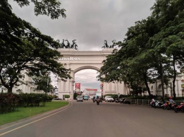 Tangerang, Endonezya - 15 Aralık 2018: Cikupa'da Citra Raya bölgesine giriş yolu.