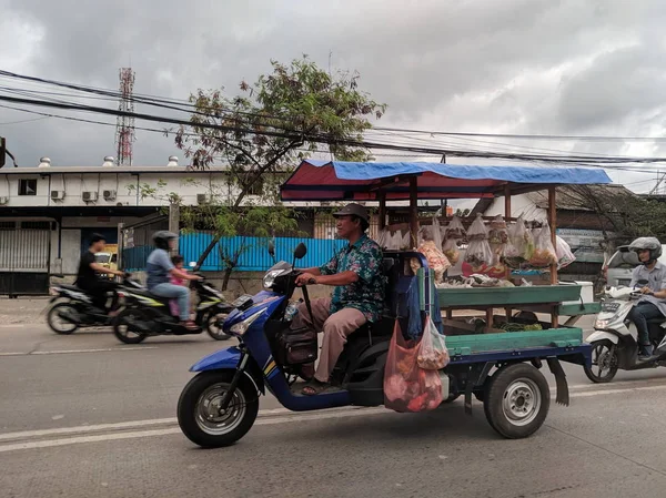 印度尼西亚丹格朗 2018年12月15日 一个街头杂货和蔬菜小贩用流动推车在街上经营 — 图库照片