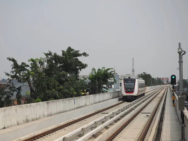 Jakarta Indonesien Juni 2019 Lrt Jakarta Tåg Kör Kelapa Gading — Stockfoto