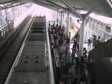 Jakarta, Endonezya - 17 Haziran 2019: Kelapa Gading Bulvarı Utara İstasyonu 'nda trenden inen kalabalık.