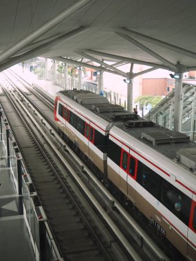 Jakarta, Endonezya - 17 Haziran 2019: Bir Teğmen Jakarta treni Kelapa Gading Bulvarı Utara İstasyonu 'na varmaktadır..