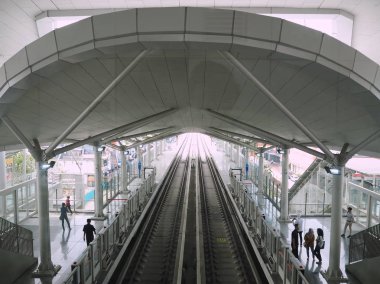 Jakarta, Endonezya - 17 Haziran 2019: Kelapa Gading Bulvarı Utara Lrt İstasyonu platformu.