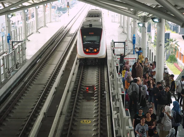 Jacarta Indonésia Junho 2019 Multidão Pessoas Saindo Trem Kelapa Gading — Fotografia de Stock