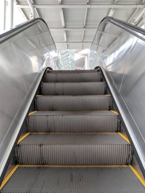 Jakarta, Endonezya - 17 Haziran 2019: Kelapa Gading Bulvarı Utara Lrt İstasyonu'nda yürüyen merdiven.