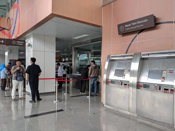 Jakarta Indonesië Juni 2019 Mensen Line Kopen Lrt Treinkaartje Ticketbalie — Stockfoto