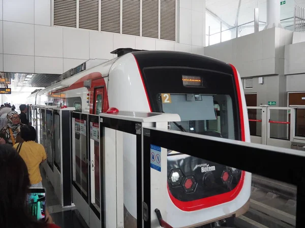 Jacarta Indonésia Junho 2019 Passageiros Esperando Trem Plataforma Estação Kelapa — Fotografia de Stock