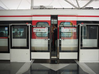 Jakarta, Endonezya - 17 Haziran 2019: Kelapa Gading Bulvarı Utara Lrt İstasyonu'nda trene binen yolcular.