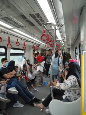 Jakarta, Endonezya - 17 Haziran 2019: Kelapa Gading Bulvarı Selatan Lrt İstasyonu'nda Lrt Jakarta trenindeki yolcular.