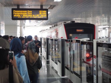 Jakarta, Endonezya - 17 Haziran 2019: Velodrome Lrt İstasyonu platformunda tren bekleyen yolcular.