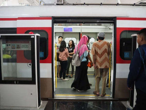 Jakarta Indonesië Juni 2019 Passagiers Krijgen Trein Bij Kelapa Gading — Stockfoto