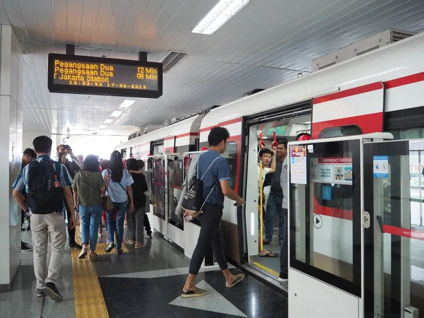 Jakarta Indonesien Juni 2019 Passagerare Att Komma Tåget Kelapa Gading — Stockfoto