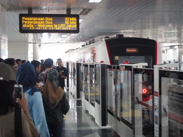 Джакарта Индонезия Июня 2019 Года Пассажиры Ожидающие Поезд Платформе Станции — стоковое фото